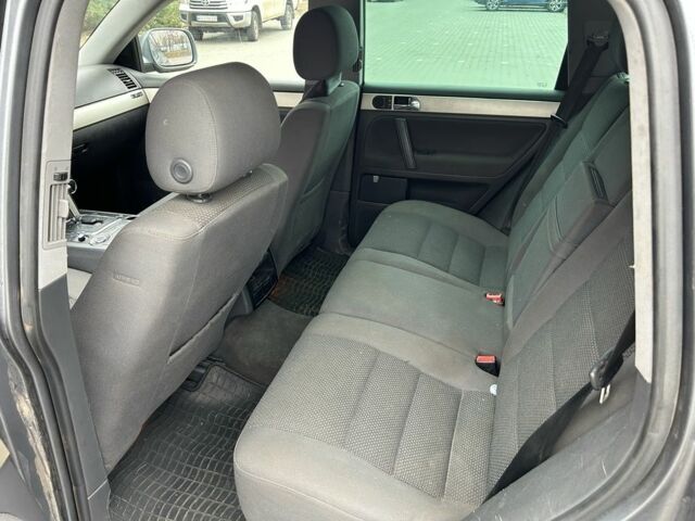 Серый Фольксваген Туарег, объемом двигателя 2.5 л и пробегом 300 тыс. км за 3850 $, фото 9 на Automoto.ua