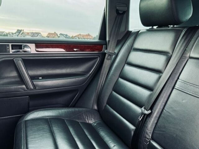 Сірий Фольксваген Туарег, об'ємом двигуна 3 л та пробігом 234 тис. км за 3800 $, фото 9 на Automoto.ua