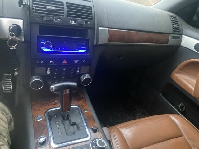 Сірий Фольксваген Туарег, об'ємом двигуна 5 л та пробігом 260 тис. км за 3100 $, фото 10 на Automoto.ua