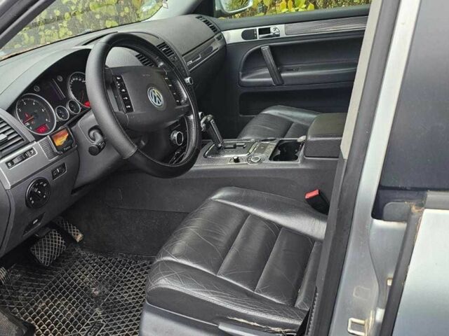 Сірий Фольксваген Туарег, об'ємом двигуна 3 л та пробігом 302 тис. км за 6402 $, фото 7 на Automoto.ua