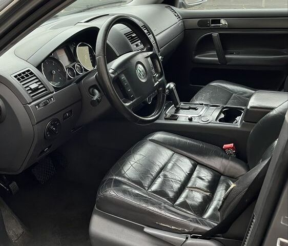 Серый Фольксваген Туарег, объемом двигателя 3 л и пробегом 315 тыс. км за 4433 $, фото 4 на Automoto.ua