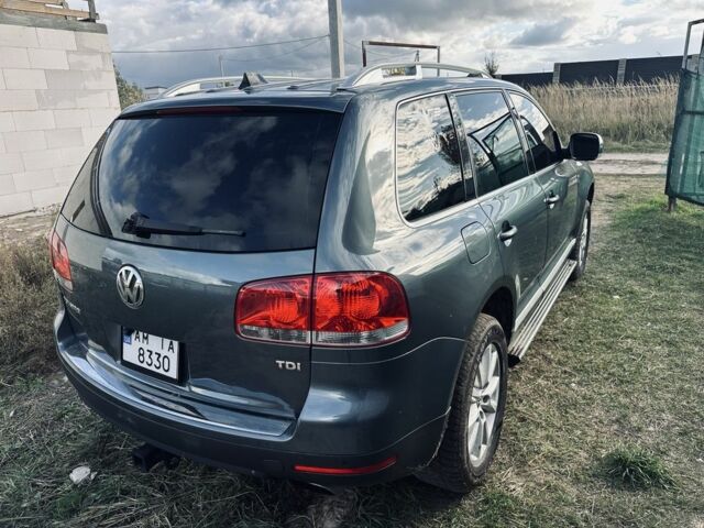 Серый Фольксваген Туарег, объемом двигателя 4.9 л и пробегом 327 тыс. км за 9200 $, фото 1 на Automoto.ua