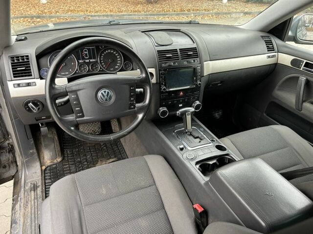 Серый Фольксваген Туарег, объемом двигателя 2.5 л и пробегом 300 тыс. км за 3850 $, фото 10 на Automoto.ua