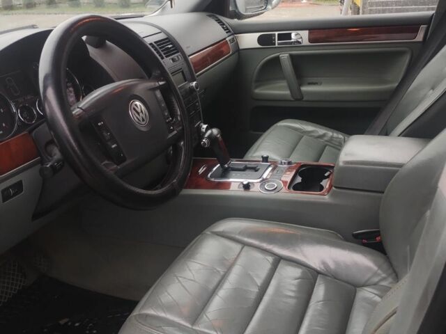 Серый Фольксваген Туарег, объемом двигателя 3 л и пробегом 270 тыс. км за 5700 $, фото 5 на Automoto.ua