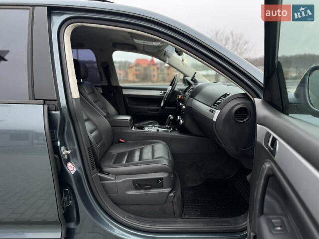 Сірий Фольксваген Туарег, об'ємом двигуна 3 л та пробігом 390 тис. км за 8700 $, фото 15 на Automoto.ua