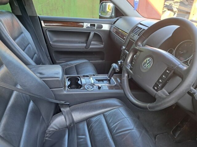 Сірий Фольксваген Туарег, об'ємом двигуна 3 л та пробігом 280 тис. км за 3700 $, фото 2 на Automoto.ua