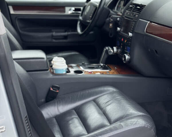 Серый Фольксваген Туарег, объемом двигателя 3 л и пробегом 295 тыс. км за 9700 $, фото 17 на Automoto.ua