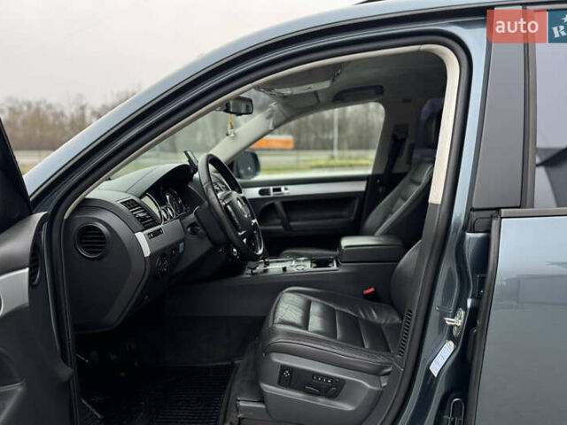 Сірий Фольксваген Туарег, об'ємом двигуна 3 л та пробігом 390 тис. км за 8700 $, фото 22 на Automoto.ua