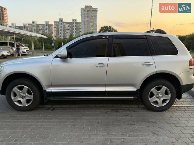 Серый Фольксваген Туарег, объемом двигателя 2.5 л и пробегом 270 тыс. км за 9900 $, фото 5 на Automoto.ua