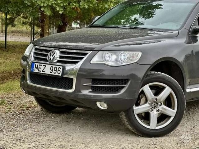 Серый Фольксваген Туарег, объемом двигателя 3 л и пробегом 391 тыс. км за 8115 $, фото 6 на Automoto.ua