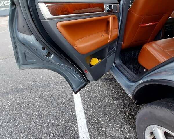 Серый Фольксваген Туарег, объемом двигателя 2.97 л и пробегом 245 тыс. км за 12000 $, фото 20 на Automoto.ua