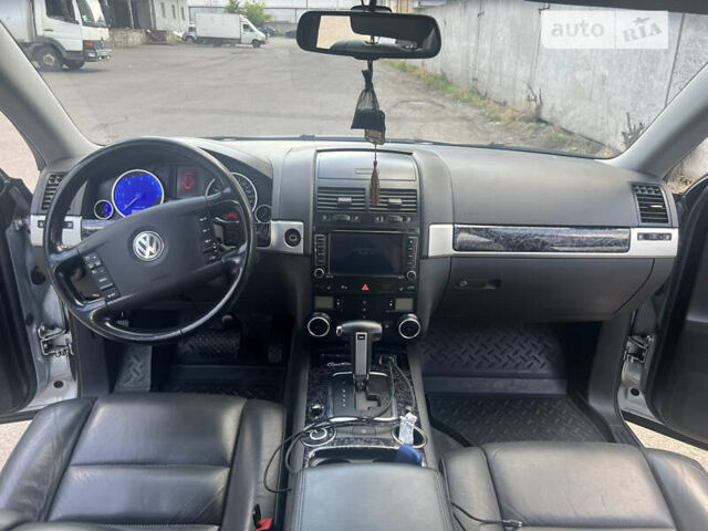 Серый Фольксваген Туарег, объемом двигателя 3 л и пробегом 230 тыс. км за 13500 $, фото 8 на Automoto.ua