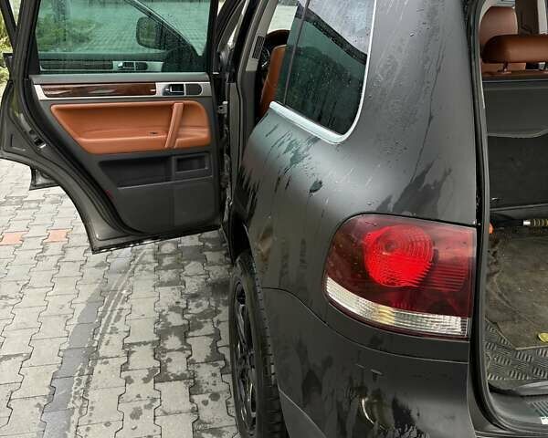 Серый Фольксваген Туарег, объемом двигателя 3 л и пробегом 230 тыс. км за 10500 $, фото 12 на Automoto.ua