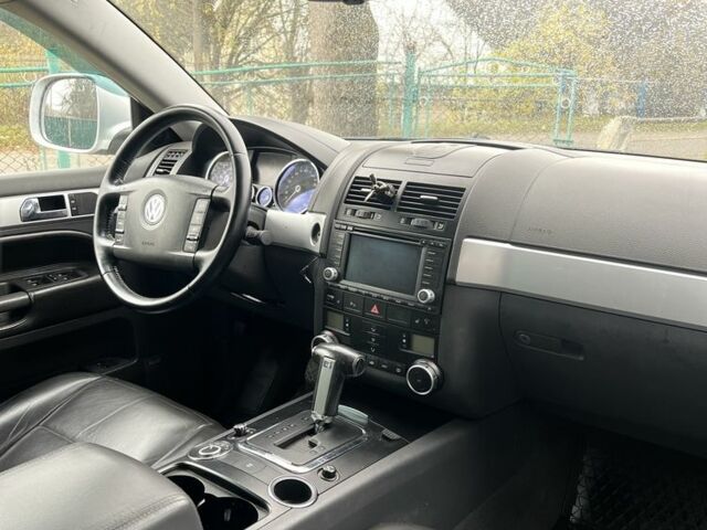 Серый Фольксваген Туарег, объемом двигателя 3 л и пробегом 335 тыс. км за 8500 $, фото 14 на Automoto.ua