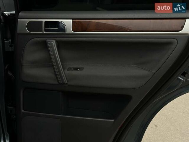 Серый Фольксваген Туарег, объемом двигателя 2.5 л и пробегом 138 тыс. км за 8999 $, фото 43 на Automoto.ua