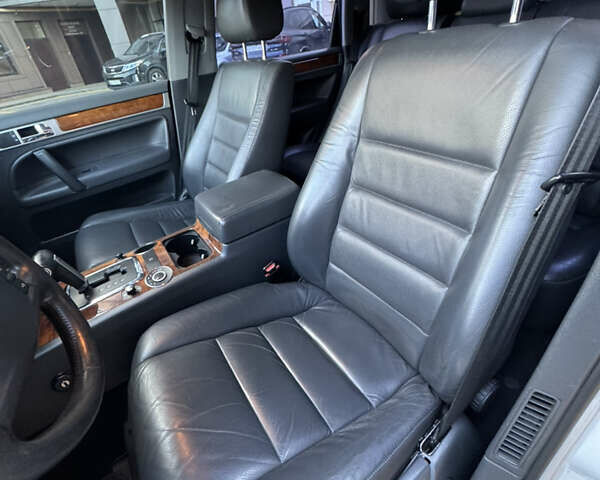 Сірий Фольксваген Туарег, об'ємом двигуна 3 л та пробігом 245 тис. км за 10900 $, фото 6 на Automoto.ua