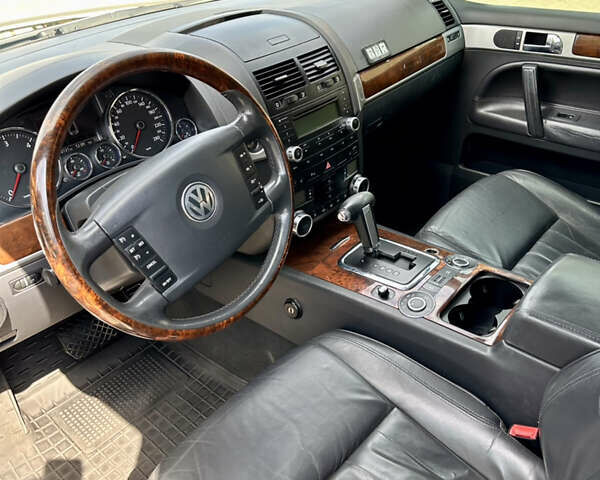 Серый Фольксваген Туарег, объемом двигателя 2.97 л и пробегом 240 тыс. км за 11500 $, фото 10 на Automoto.ua