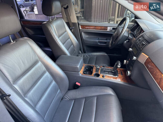 Сірий Фольксваген Туарег, об'ємом двигуна 3 л та пробігом 245 тис. км за 10900 $, фото 17 на Automoto.ua