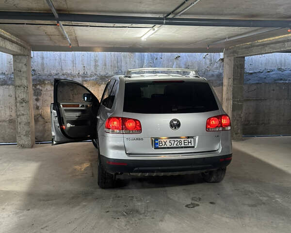 Серый Фольксваген Туарег, объемом двигателя 3.6 л и пробегом 214 тыс. км за 10300 $, фото 4 на Automoto.ua