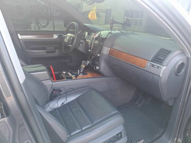 Сірий Фольксваген Туарег, об'ємом двигуна 3 л та пробігом 323 тис. км за 12700 $, фото 11 на Automoto.ua