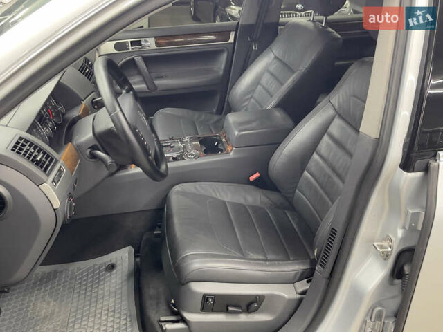 Сірий Фольксваген Туарег, об'ємом двигуна 3 л та пробігом 261 тис. км за 11500 $, фото 8 на Automoto.ua