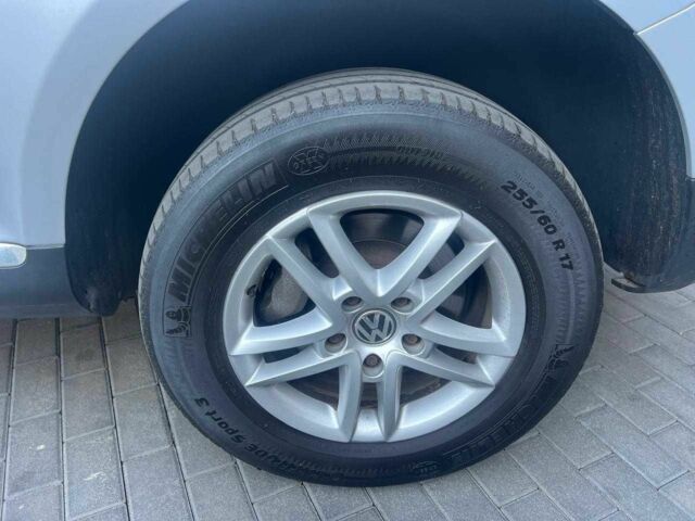 Серый Фольксваген Туарег, объемом двигателя 3 л и пробегом 355 тыс. км за 7808 $, фото 18 на Automoto.ua