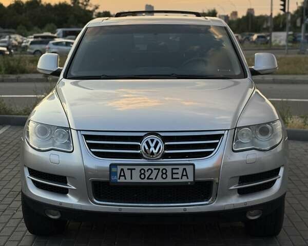 Серый Фольксваген Туарег, объемом двигателя 2.5 л и пробегом 270 тыс. км за 9900 $, фото 2 на Automoto.ua