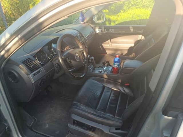 Серый Фольксваген Туарег, объемом двигателя 2.5 л и пробегом 3 тыс. км за 10000 $, фото 5 на Automoto.ua