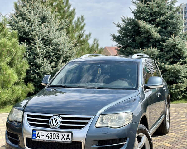 Серый Фольксваген Туарег, объемом двигателя 2.97 л и пробегом 240 тыс. км за 11500 $, фото 3 на Automoto.ua