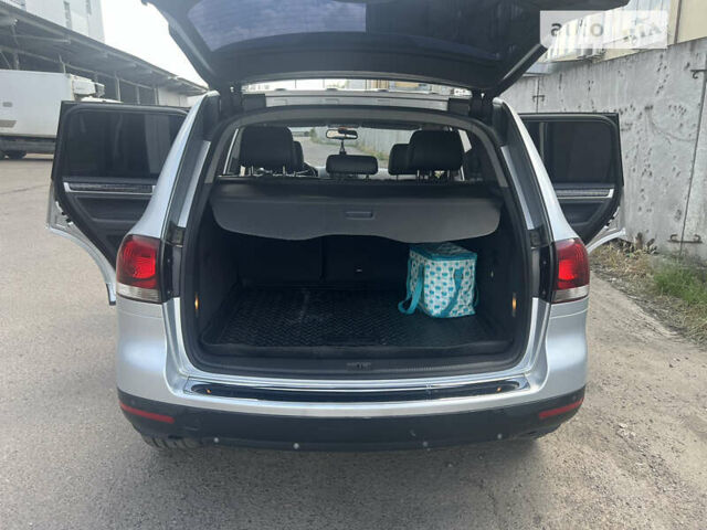 Серый Фольксваген Туарег, объемом двигателя 3 л и пробегом 230 тыс. км за 13500 $, фото 5 на Automoto.ua