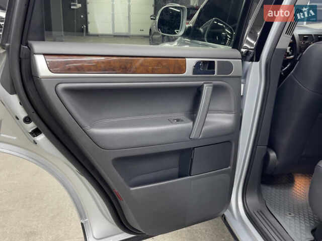 Сірий Фольксваген Туарег, об'ємом двигуна 3 л та пробігом 261 тис. км за 11500 $, фото 9 на Automoto.ua