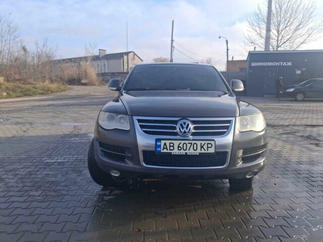 Сірий Фольксваген Туарег, об'ємом двигуна 3 л та пробігом 323 тис. км за 12700 $, фото 2 на Automoto.ua