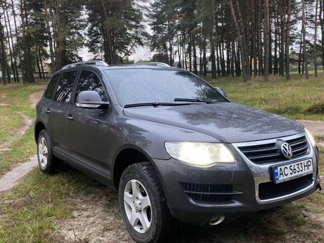 Серый Фольксваген Туарег, объемом двигателя 2.5 л и пробегом 297 тыс. км за 5796 $, фото 1 на Automoto.ua