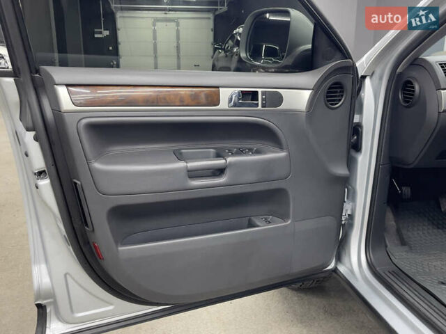 Сірий Фольксваген Туарег, об'ємом двигуна 3 л та пробігом 261 тис. км за 11500 $, фото 6 на Automoto.ua