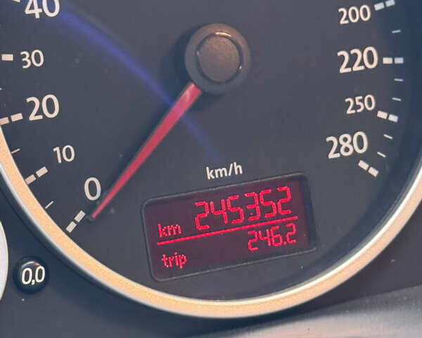 Сірий Фольксваген Туарег, об'ємом двигуна 3 л та пробігом 245 тис. км за 10900 $, фото 10 на Automoto.ua