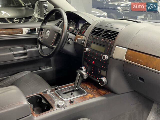 Сірий Фольксваген Туарег, об'ємом двигуна 3 л та пробігом 261 тис. км за 11500 $, фото 18 на Automoto.ua
