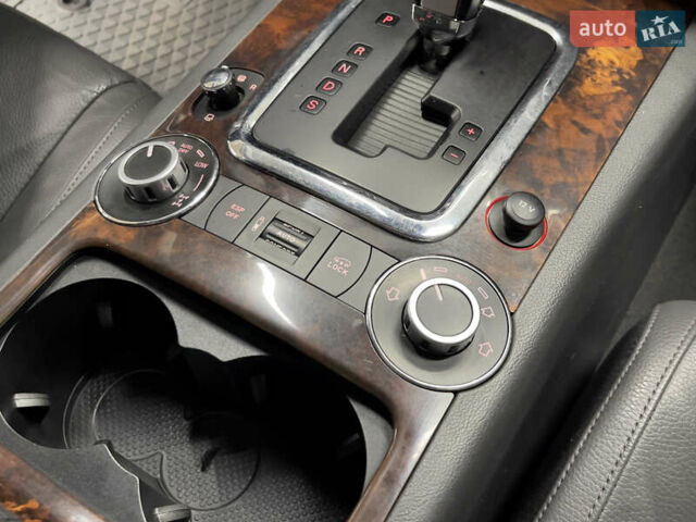 Сірий Фольксваген Туарег, об'ємом двигуна 3 л та пробігом 261 тис. км за 11500 $, фото 27 на Automoto.ua