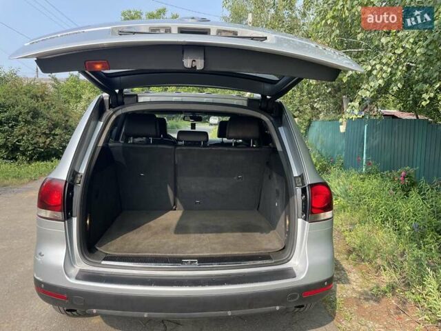 Серый Фольксваген Туарег, объемом двигателя 3 л и пробегом 259 тыс. км за 11500 $, фото 5 на Automoto.ua