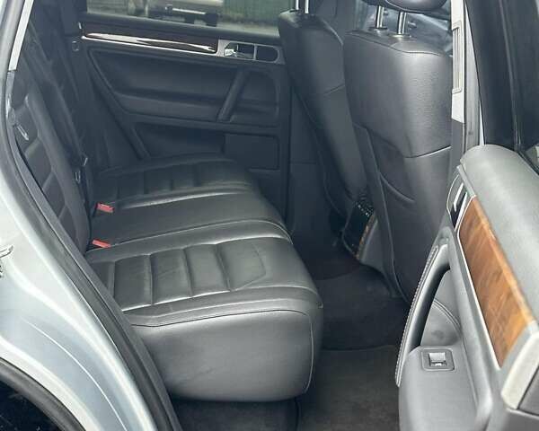 Серый Фольксваген Туарег, объемом двигателя 3.6 л и пробегом 295 тыс. км за 8800 $, фото 18 на Automoto.ua