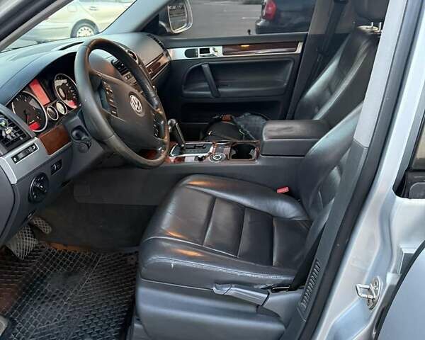 Серый Фольксваген Туарег, объемом двигателя 2.5 л и пробегом 270 тыс. км за 9900 $, фото 17 на Automoto.ua