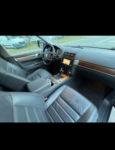 Серый Фольксваген Туарег, объемом двигателя 2.97 л и пробегом 260 тыс. км за 9999 $, фото 2 на Automoto.ua