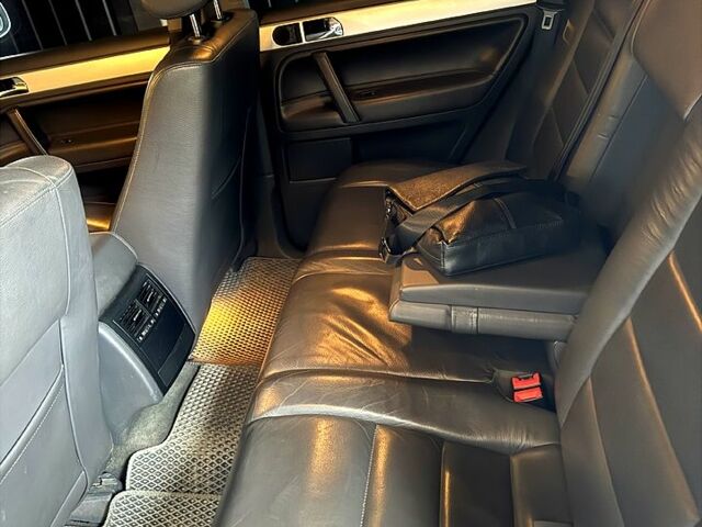 Фольксваген Туарег 2007 у Жмеренке на Automoto.ua Сірий Фольксваген Туарег, об'ємом двигуна 3 л та пробігом 244 тис. км за 10700 $, фото 2 на Automoto.ua