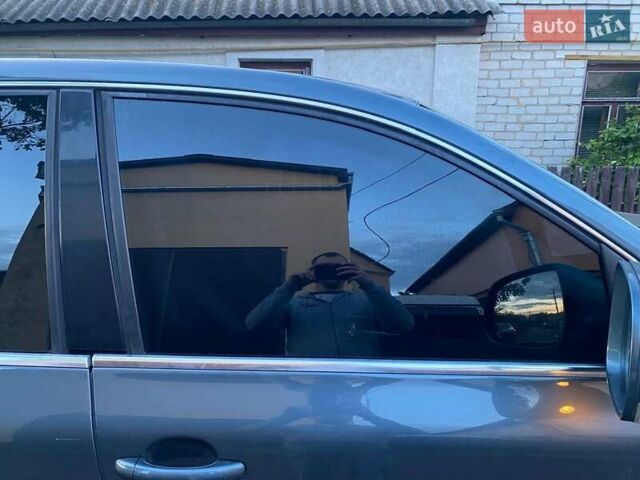 Серый Фольксваген Туарег, объемом двигателя 2.97 л и пробегом 260 тыс. км за 9999 $, фото 5 на Automoto.ua