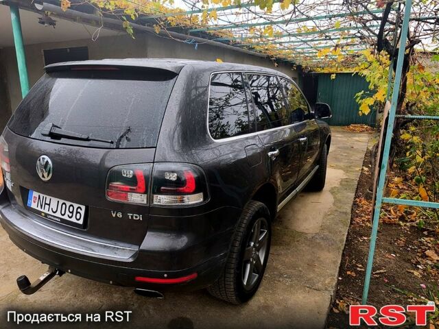 Серый Фольксваген Туарег, объемом двигателя 3 л и пробегом 320 тыс. км за 8000 $, фото 2 на Automoto.ua