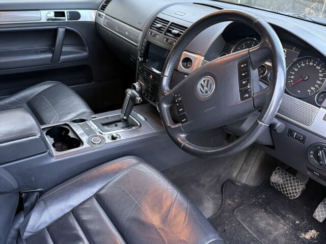 Сірий Фольксваген Туарег, об'ємом двигуна 3 л та пробігом 250 тис. км за 6150 $, фото 5 на Automoto.ua