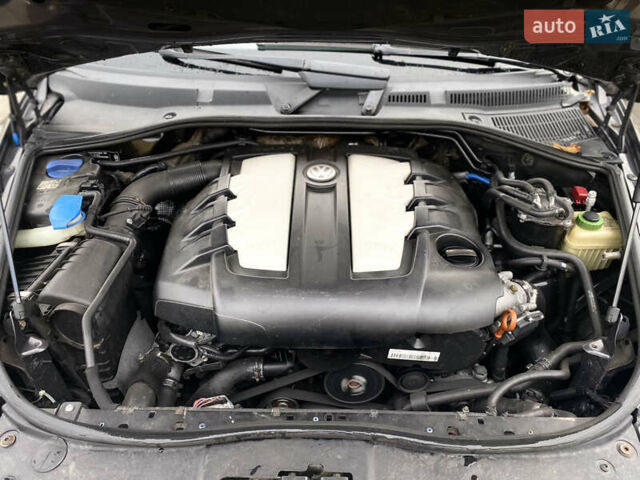 Сірий Фольксваген Туарег, об'ємом двигуна 3 л та пробігом 264 тис. км за 13200 $, фото 29 на Automoto.ua