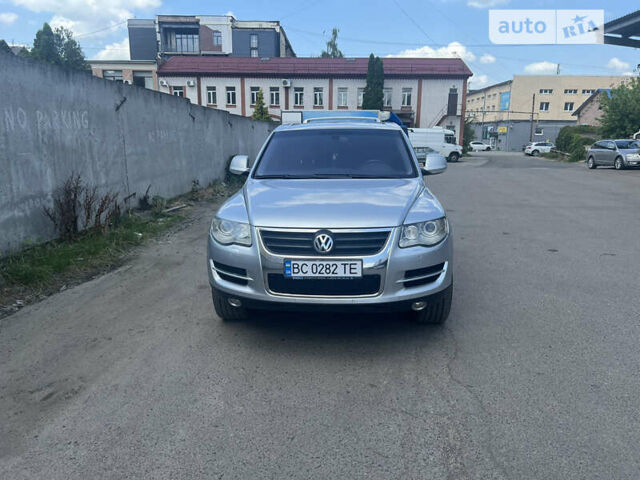 Серый Фольксваген Туарег, объемом двигателя 3 л и пробегом 230 тыс. км за 13500 $, фото 1 на Automoto.ua