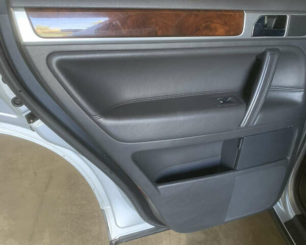 Серый Фольксваген Туарег, объемом двигателя 3.6 л и пробегом 245 тыс. км за 9000 $, фото 12 на Automoto.ua