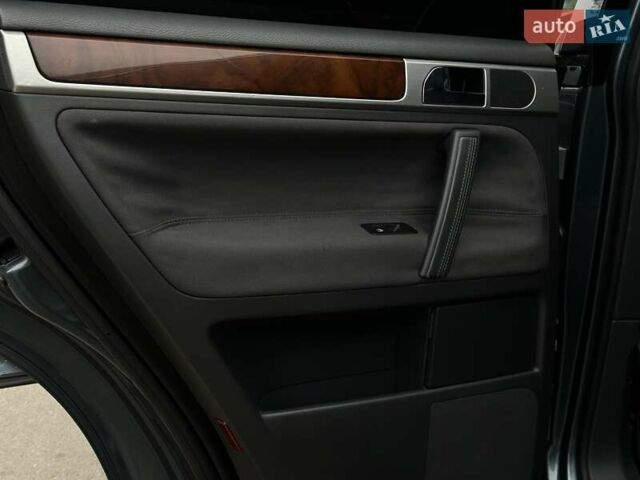 Серый Фольксваген Туарег, объемом двигателя 2.5 л и пробегом 138 тыс. км за 8999 $, фото 39 на Automoto.ua