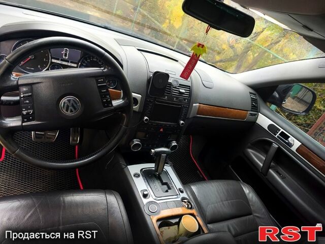 Серый Фольксваген Туарег, объемом двигателя 3 л и пробегом 320 тыс. км за 8000 $, фото 9 на Automoto.ua